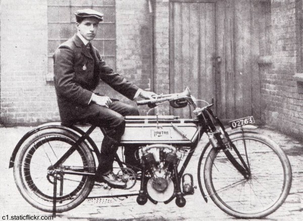 Foto-de-Rem-Fowler-y-la-motocicleta-Norton-del-año-1907